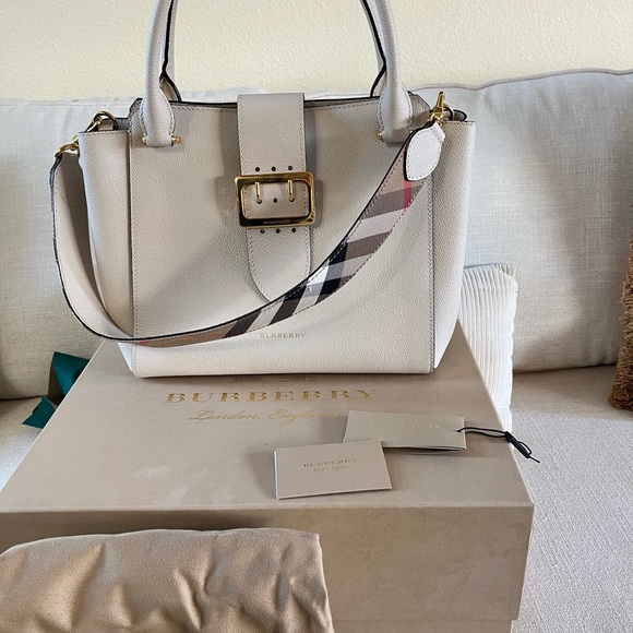 Burberry leather soft grain, medium buckle tote. Box bag cards. - Picture 3 of 9